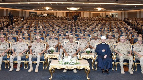 وزير الدفاع يلتقي كوادر وأطقم التمريض العسكري بالقوات المسلحة