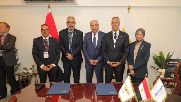 تعاون بين مصر للطيران و”إياتا” لدعم الجهود البيئية والتحول نحو طيران أكثر استدامة