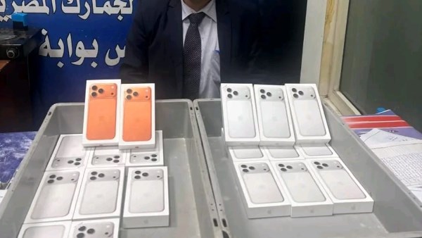 ضبط راكب بمطار سوهاج حاول تهريب أجهزة آيفون بمليون جنيه