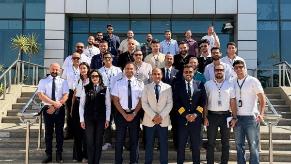 تنسيق بين كابينة القيادة وبرج المراقبة.. الملاحة الجوية ونادي المراقبين يستقبلون طياري «إير كايرو»