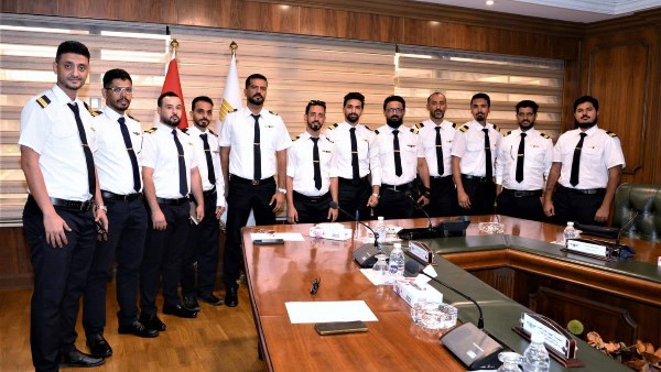 الأكاديمية المصرية تحتفل بتخرج 12 مراقبًا جويا من اليمن .. صور