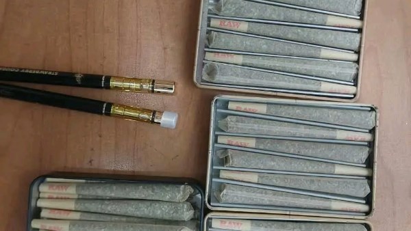 جمارك مطار الغردقة تضبط سجائر إلكترونية مهربة بدخلها كوكايين