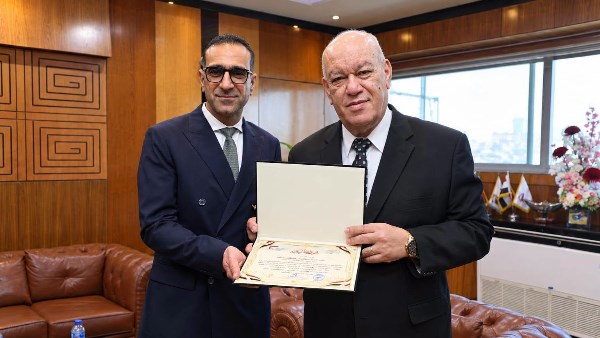 ميناء القاهرة الجوى يكرم مدير طيران الإمارات تقديرا لجهوده في دعم المنظومة