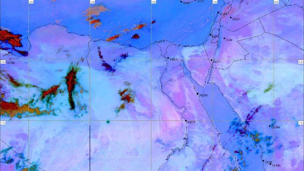 سحب رعدية بالقرب من مطروح وفرص أمطار تمتد للقاهرة.. حالة الطقس اليوم