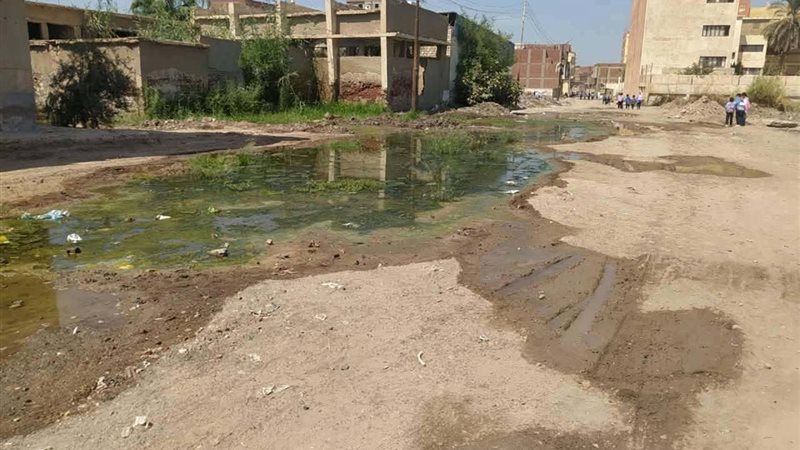 رغم بداية الدراسة بالشرقية، مياه الصرف تحاصر “فاقوس التجارية” وتعطل دخول الطلاب