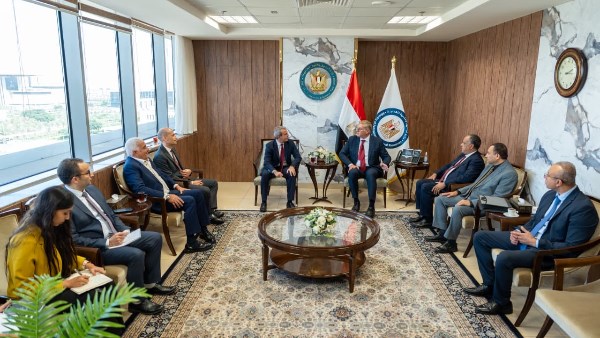 وزير البترول يبحث مع وفد «إيني» الإيطالية التعجيل بتنمية الاكتشافات الجديدة وزيادة الإنتاج