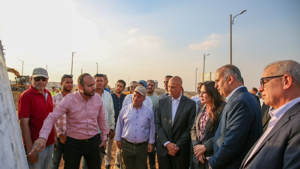 وزيرة الإسكان تتفقد أعمال تطوير الحي المتميز وموقف تنفيذ رافع مياه لري المسطحات الخضراء