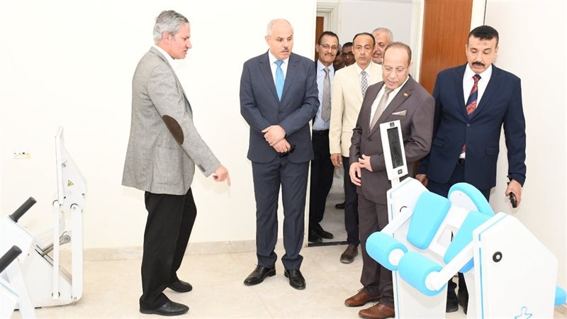 رئيس جامعة القناة يتفقد مركز العلاج الطبيعي والتأهيل (صور)