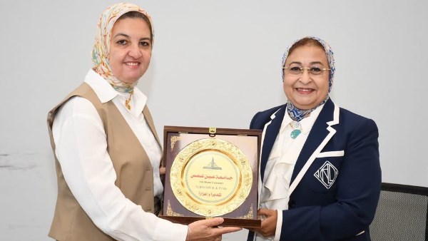 جامعة عين شمس تكرّم الدكتورة هيام وهبة تقديرًا لعطائها خلال سنوات رئاستها للجنة الدائمة للدراسات العليا