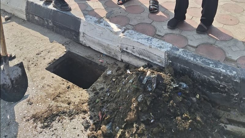 استعدادا للشتاء، صيانة وتطهير بالوعات الصرف الصحي بشوارع المنصورة
