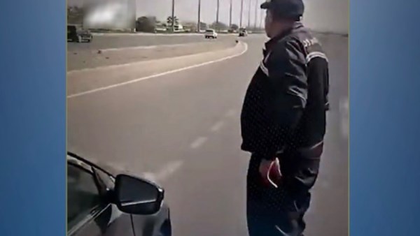 الداخلية تكشف حقيقة فيديو إغلاق الطريق أمام سيارة بالقاهرة وتعرضها للتصادم