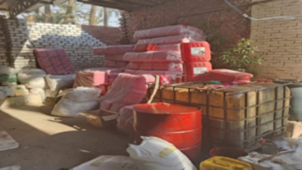 قبل بيعها بالأسواق.. الداخلية تداهم مصنع لإنتاج زيوت السيارات المغشوشة