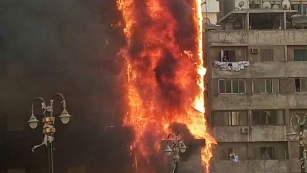 بسبب ماس كهربائى.. الداخلية: السيطرة على حريق محدود فى واجهة قسم شرطة الأزبكية