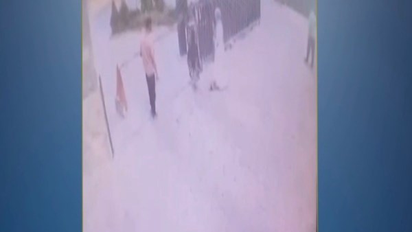 طلب البطاقة من شقيقها.. القبض على سيدة تعدت على فرد أمن إداري بأكتوبر