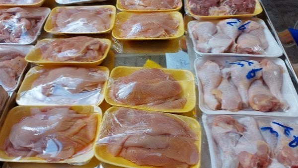 العروض سيدة الموقف.. أسعار الدواجن والطيور في الأسواق اليوم