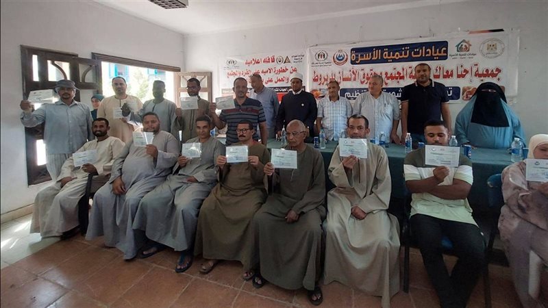 تسليم 15 شهادة محو أمية وإجراء امتحان فوري لـ65 دارسا بقافلة تعليم الكبار بأسيوط