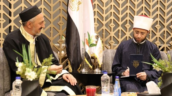 وزير الأوقاف يلتقي مفتي شرق جورجيا على هامش المؤتمر العالمي لدار الإفتاء