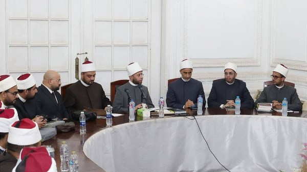 وزير الأوقاف يهدي كتبا علمية للفائزين في “دوري النجباء” في موسميه الأول والثاني