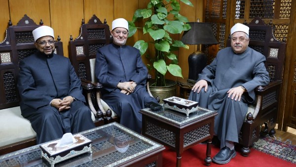 بعد تعرضه لحادث.. أيمن عبدالغني يباشر عمله ويستقبل المفتي وأمين البحوث الإسلامية