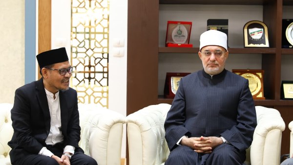 مفتي الجمهورية يتسلم دعوة من مبعوث وزير الشئون الدينية الإندونيسي لحضور مؤتمر دولي