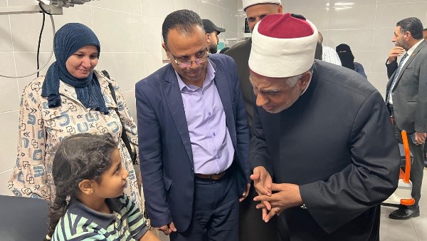 بتوجيهات الإمام الأكبر.. رئيس المعاهد الأزهرية يتفقد الحالة الصحية لتلاميذ معهد نور الإسلام