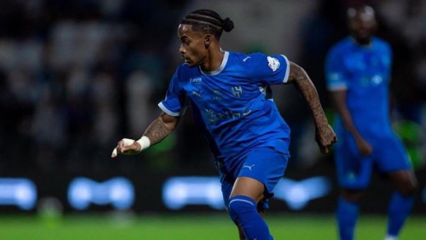 موقف صعب لنجم الهلال السعودي عقب طرده بمباراة الغرافة القطري