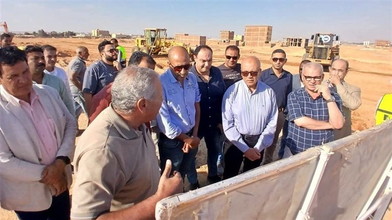 نائب وزيرة الإسكان يتفقد مشروعات المرافق بمدينة الشروق