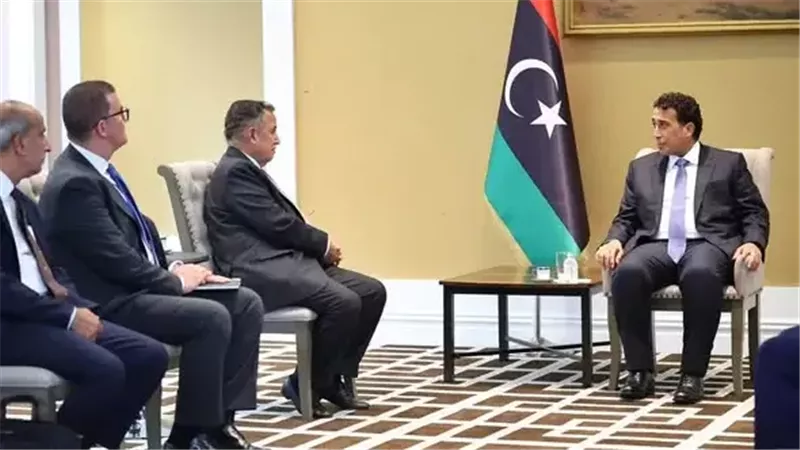 نبيل فهمي يؤكد لـ محمد المنفي موقف الجامعة العربية الثابت الداعم لليبيا