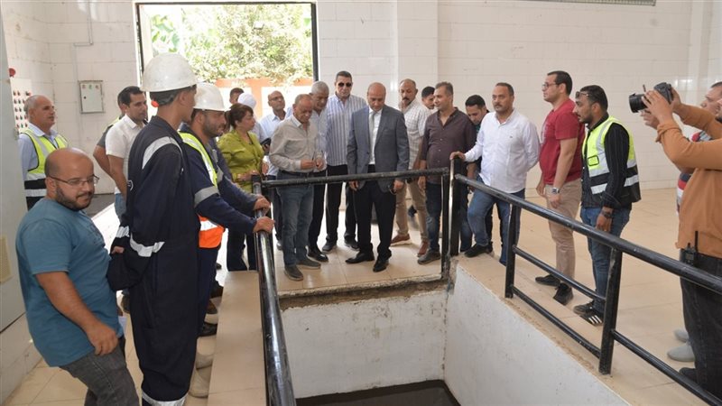 محافظ أسيوط يتفقد مشروعات الصرف الصحي بأولاد إبراهيم والمطيعة ويوجه بسرعة استكمال الوصلات المنزلية