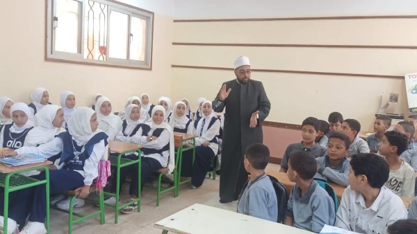 «البحوث الإسلامية» يواصل حملة «بالعلم يُبنى الإنسان» مع انطلاق الدراسة .. صور