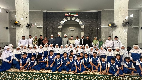 أمين عام «الأعلى للشئون الإسلامية» يزور مدرسة «استقلال» و«الأزهر الشريف الحكومي» بإندونيسيا