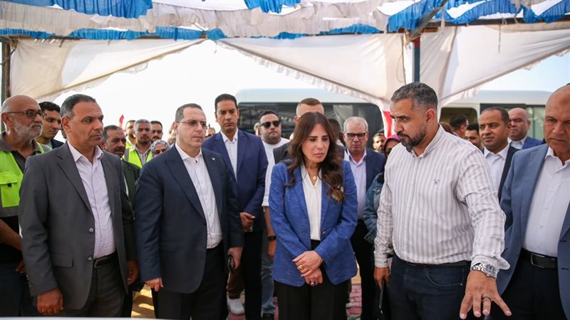 وزيرة الإسكان تتفقد مشروعات المرافق بمنطقتي الأمل والشريط الخدمي بالعبور الجديدة