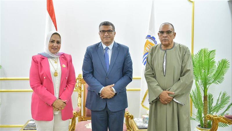 محافظ قنا يلتقي أعضاء بمجلسي النواب والشيوخ لبحث مشكلات المواطنين وحلها (صور)
