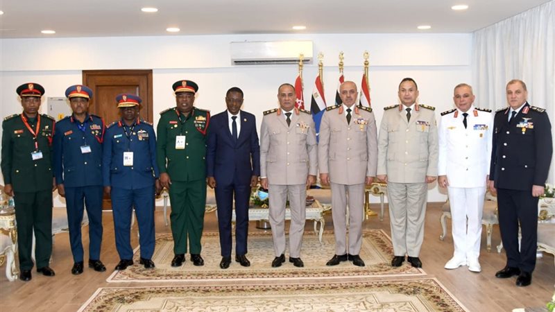 وزير الدفاع ورئيس أركان حرب القوات المسلحة يلتقيان عددًا من قادة الوفود العسكرية (صور)