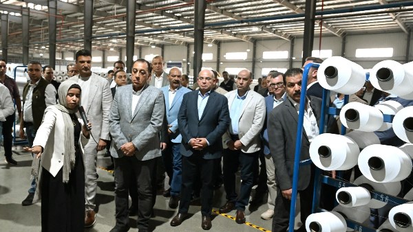 رئيس الوزراء يفتتح مصنعا لإنتاج خيوط البوليستر بالمنطقة الاقتصادية لقناة السويس
