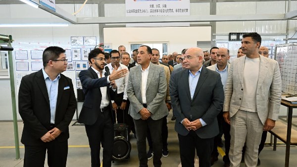 رئيس الوزراء يفتتح مصنع لصناعة الفرش ومنتجات الأبواب والنوافذ