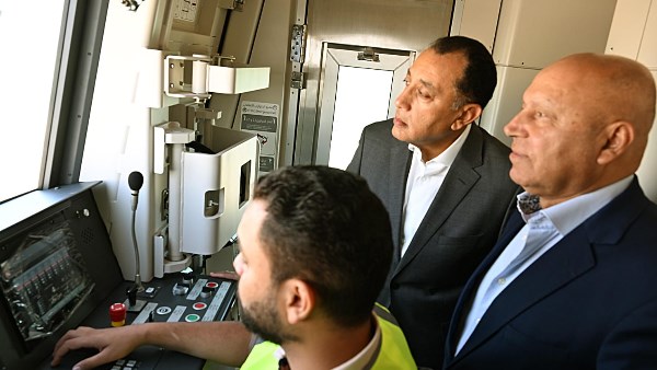 رئيس الوزراء يتفقد محطة الأتوبيس الترددي ويستقل أحدها من الجيزة للمعادي