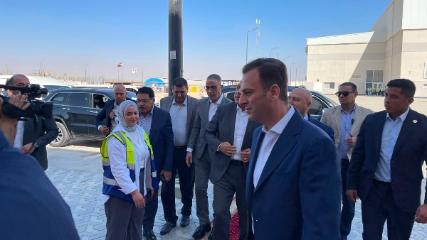 مدبولي يتفقد مركز التحكم والسيطرة بورش مونوريل غرب النيل