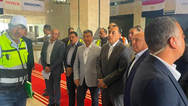 رئيس الوزراء يتفقد محطة حدائق أكتوبر للقطار السريع