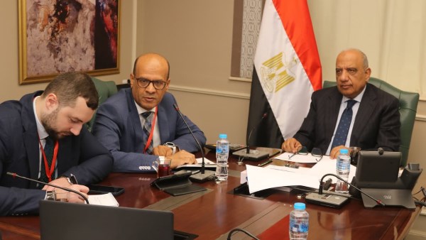 بالفيديو كونفرانس.. وزير الكهرباء يتابع تطوير مجمع متكامل لتحلية مياه البحر بالضبعة