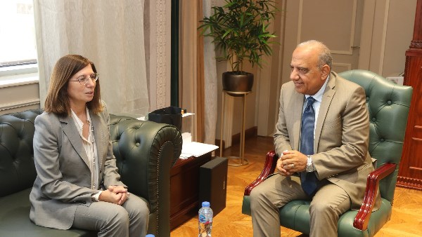 استقبل الدكتور محمود عصمت ، وزير الكهرباء والطاقة المتجددة ، السفيرة بولي إيوانو سفيرة دولة قبرص لدي القاهرة، والوفد المرافق بمقر الوزارة بالعاصمة الجديدة ، وذلك لبحث سبل دعم وتعزيز التعاون والشراكة