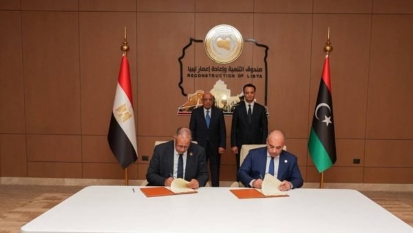 مصر وليبيا توقعان مذكرة تفاهم لتطوير الكهرباء والطاقة المتجددة
