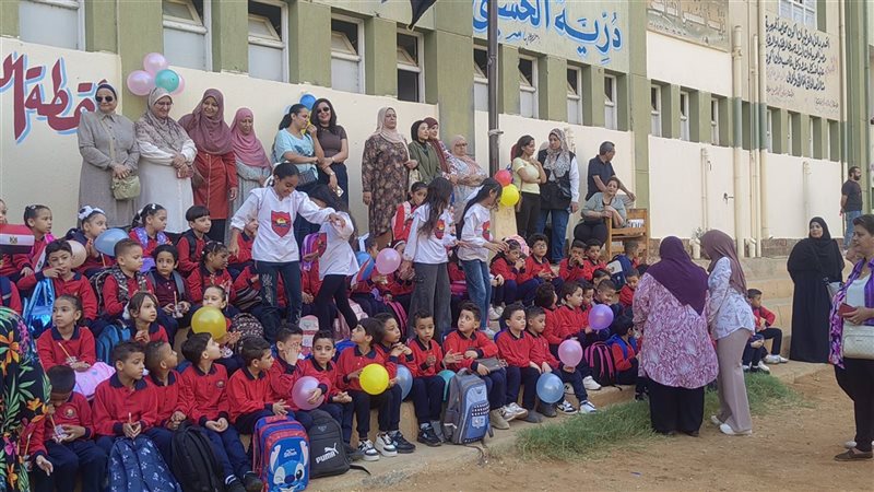 رجعوا التلامذة، مدارس أسيوط تستقبل الطلاب الجدد بالهدايا والبالونات لبث الطمأنينة (فيديو)