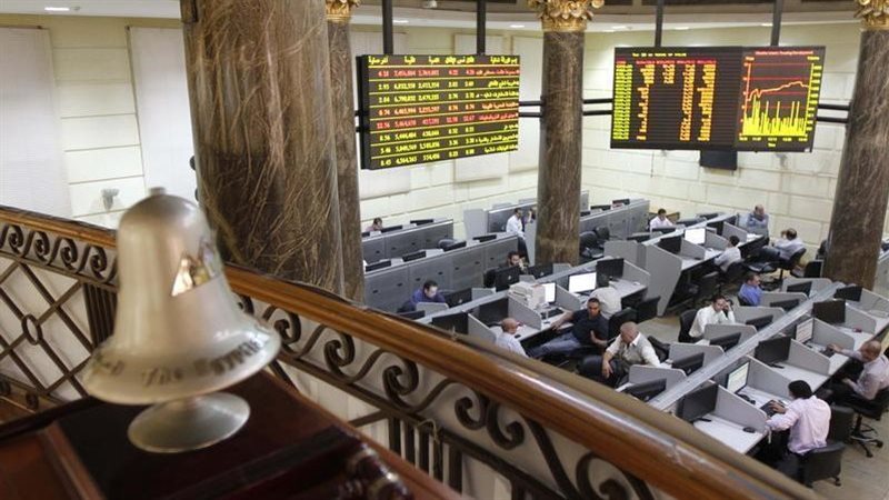 تراجع جماعي لمؤشرات البورصة بمنتصف تعاملات اليوم الإثنين