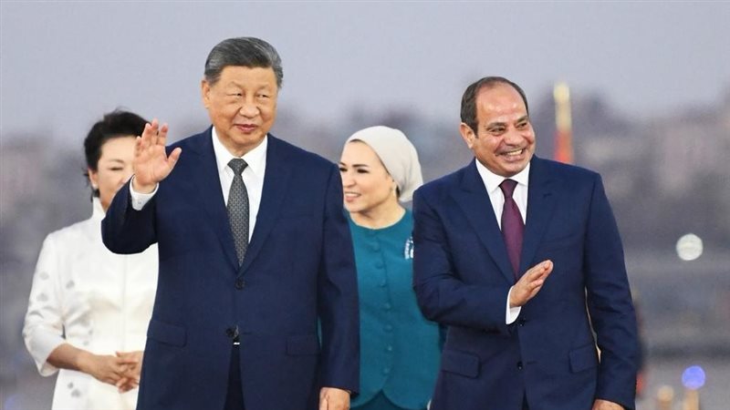 السيسي وقرينته يصطحبان الرئيس الصيني وحرمه بجوله داخل المتحف المصري الكبير