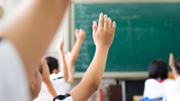 بسبب زيادة المصروفات.. ولي أمر يتهم إدارة مدرسة بمنعه من الدخول وحرمان نجليه من الدراسة