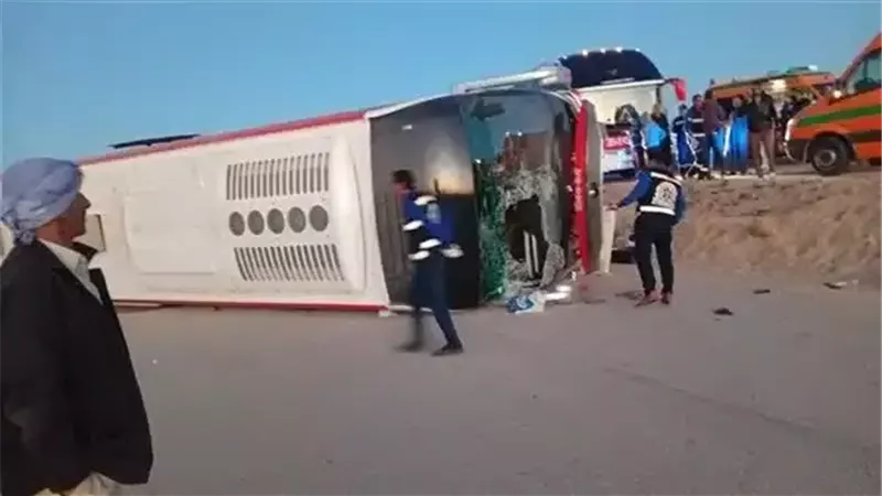 مصرع وإصابة 44 شخصا في انقلاب أتوبيس على طريق “دهب – نويبع”