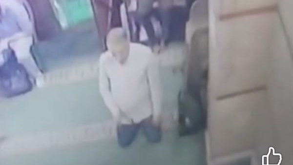 استغل انشغال المصلين.. شخص يسرق حقيبة مواطن في أحد مساجد وسط البلد