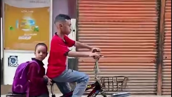 سنشدد عضدك بأخيك.. طالب يُرافق شقيقته للمدرسة بالعجلة في أول يوم دراسة.. وإشادة من رواد السوشيال ميديا |شاهد