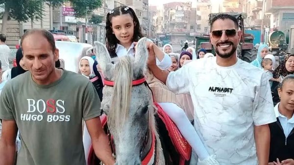 مزمار بلدي.. ولي أمر يزف ابنته على حصان في طريقها إلى المدرسة